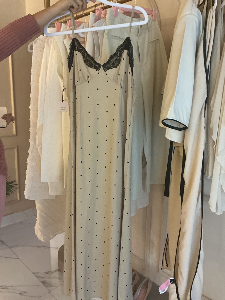 Vestido beige de bolitas encaje negro