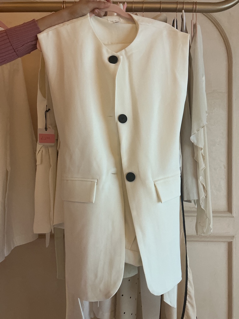 Conjunto de pantalón y chaleco elegante color hueso