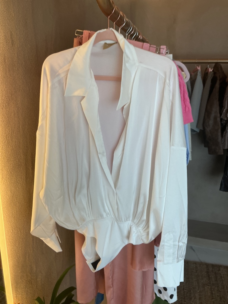 Blusa seda blanca con broche en la entre pierna