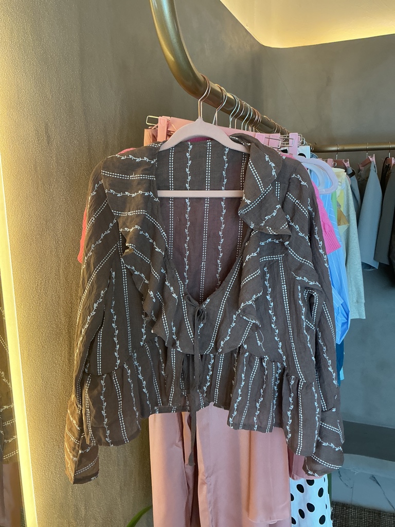 Conjunto café blusa con Olán y falda