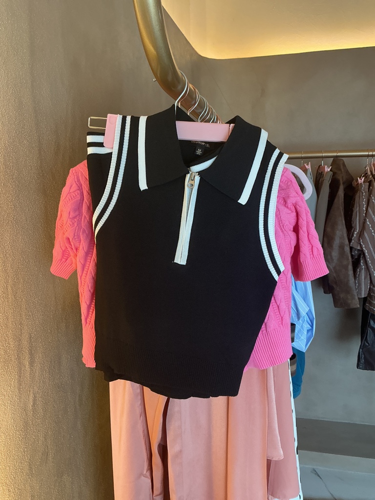 Conjunto black/white blusa con cierre en cuello y falda de tablones