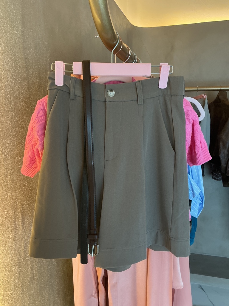 Short caqui con cinto café delgado