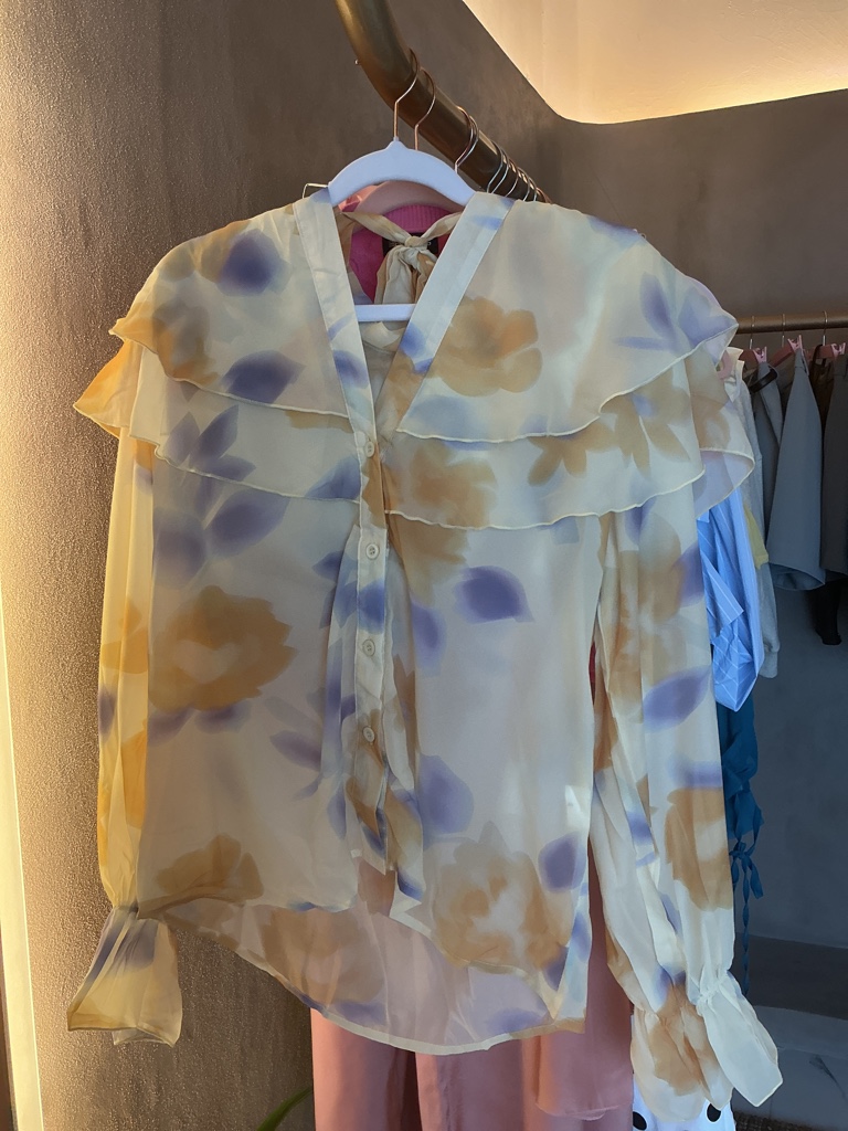 Blusa manga larga transparente amarilla con flores naranjas y lilas