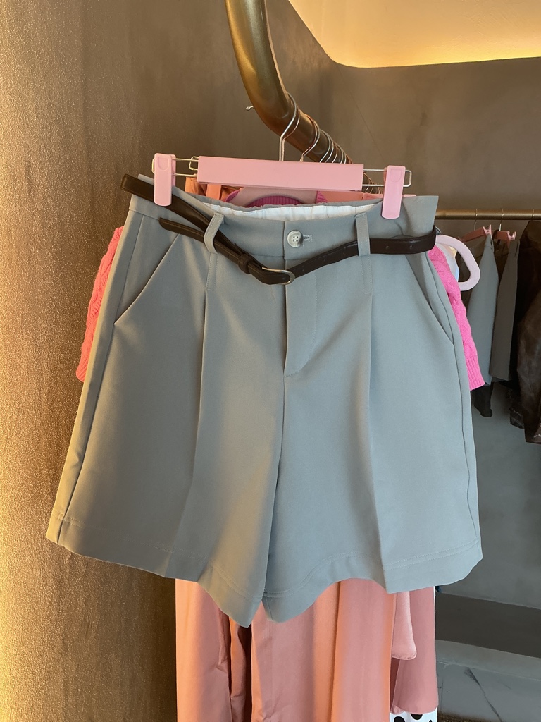 Short gris con cinto cafe Delgado