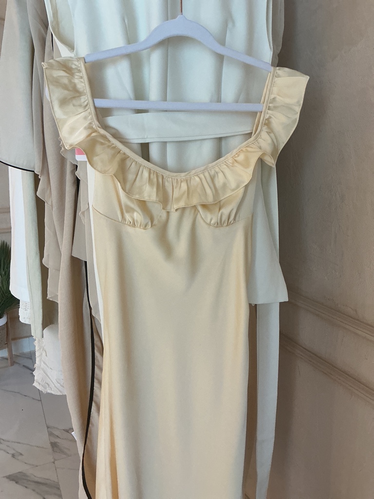 Vestido amarillo con olan