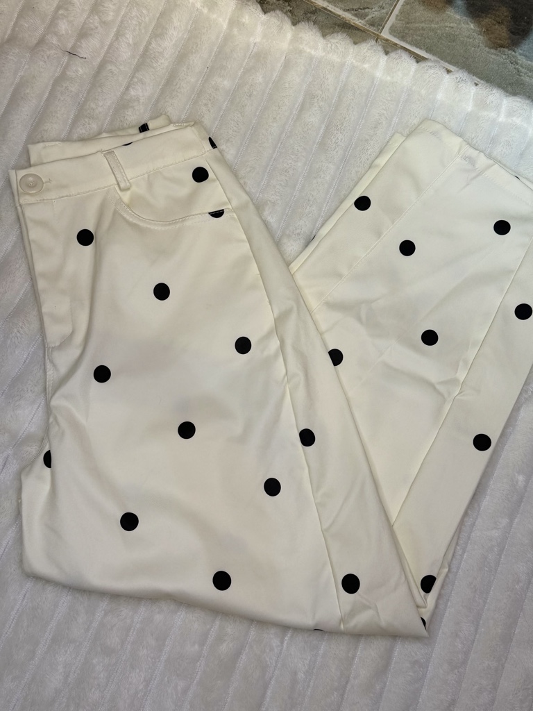 Pantalon blanco lunares negros