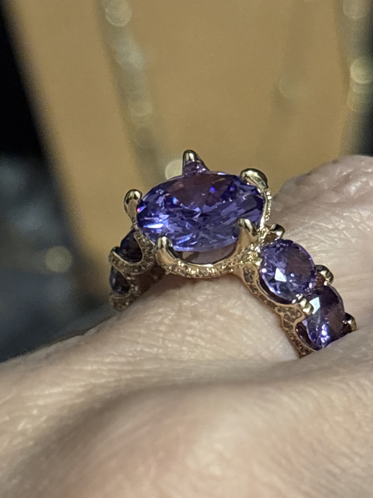 Anel solitário ametista cravejado ouro 18k