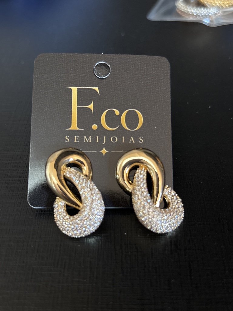 Brinco cravejado ouro 18k av
