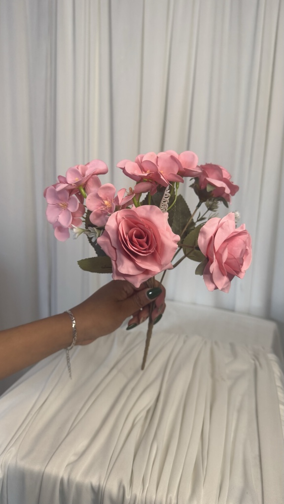 ROSAS CON HORTENCIAS