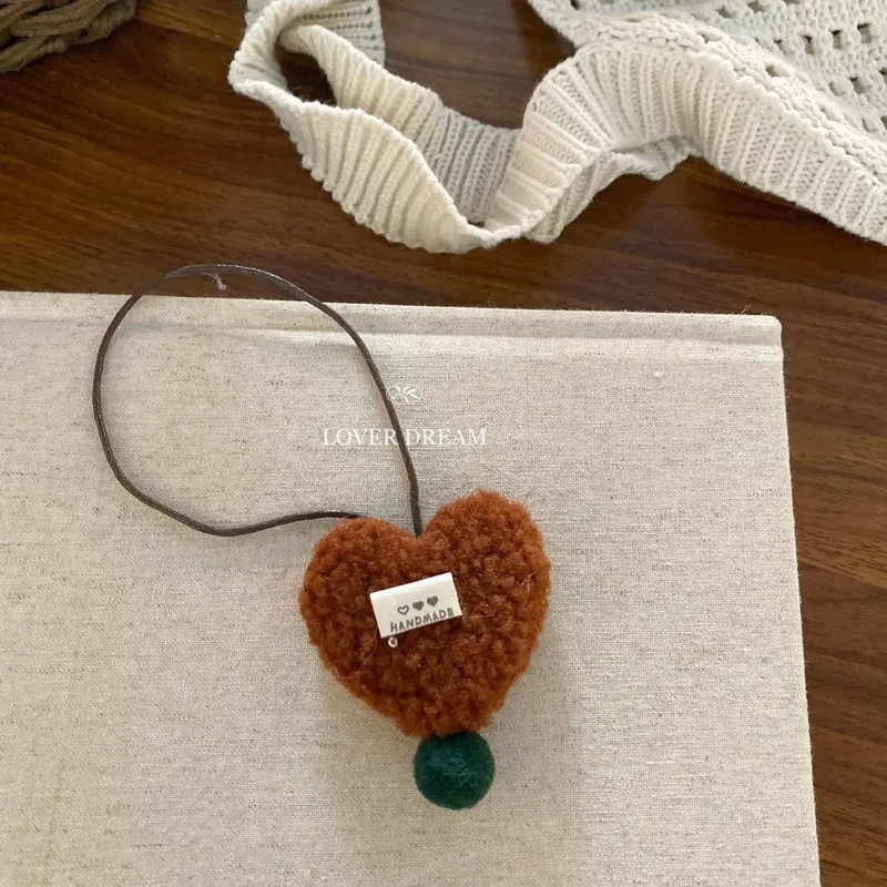 Llavero de peluche en forma de corazon marrón