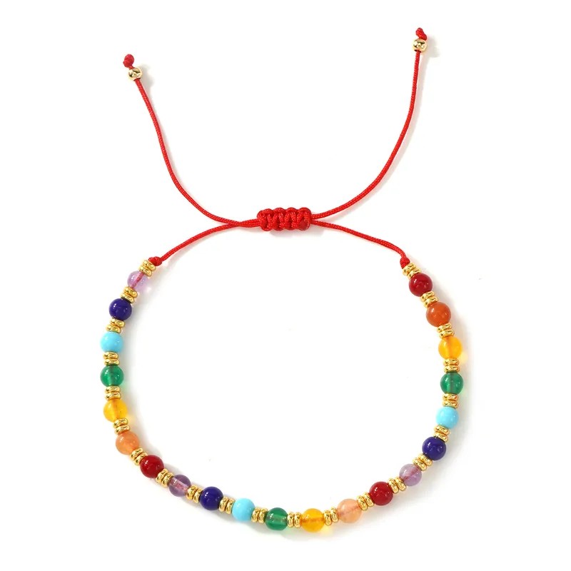 Hilo rojo con cuentas de colores