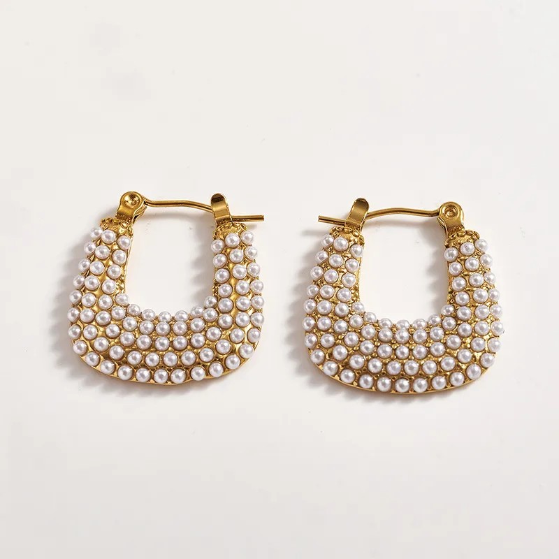 Argollas en forma de cartera con detalles en perlas