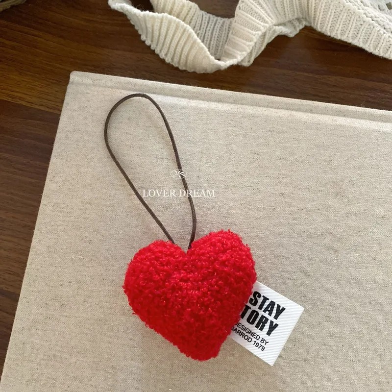 Llavero de peluche en forma de corazon