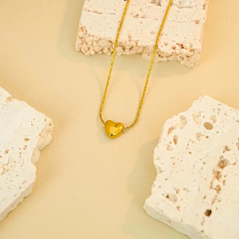 Cadena minimalista con dije de corazon pequeño