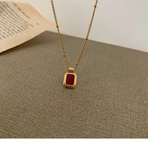 Cadena minimalista con dije cuadrado rojo