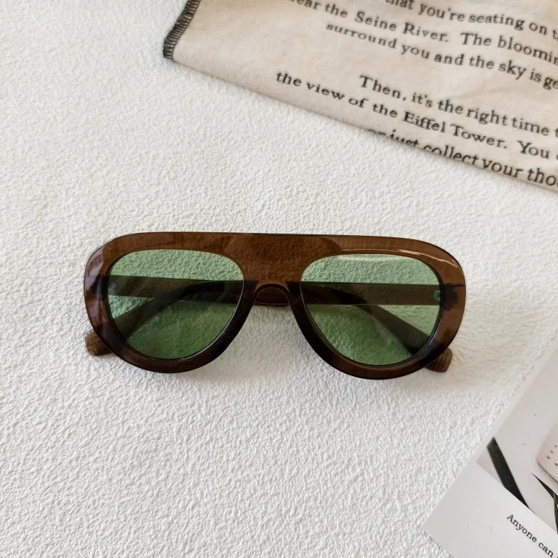 Lentes de sol retro con cristales verdes