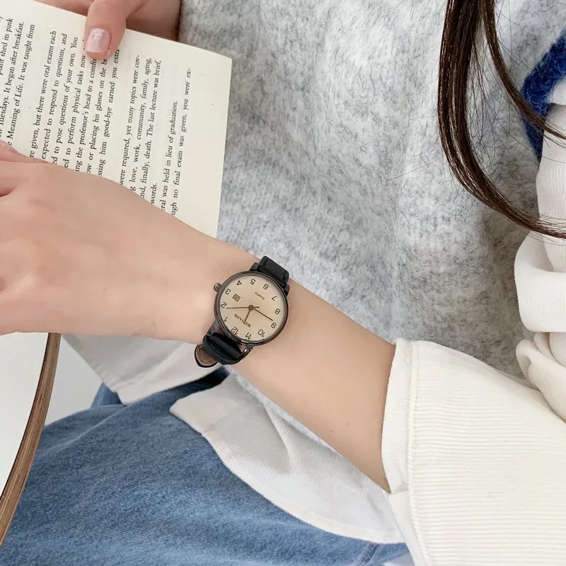Reloj estilo casual con correa negra mediano de dama