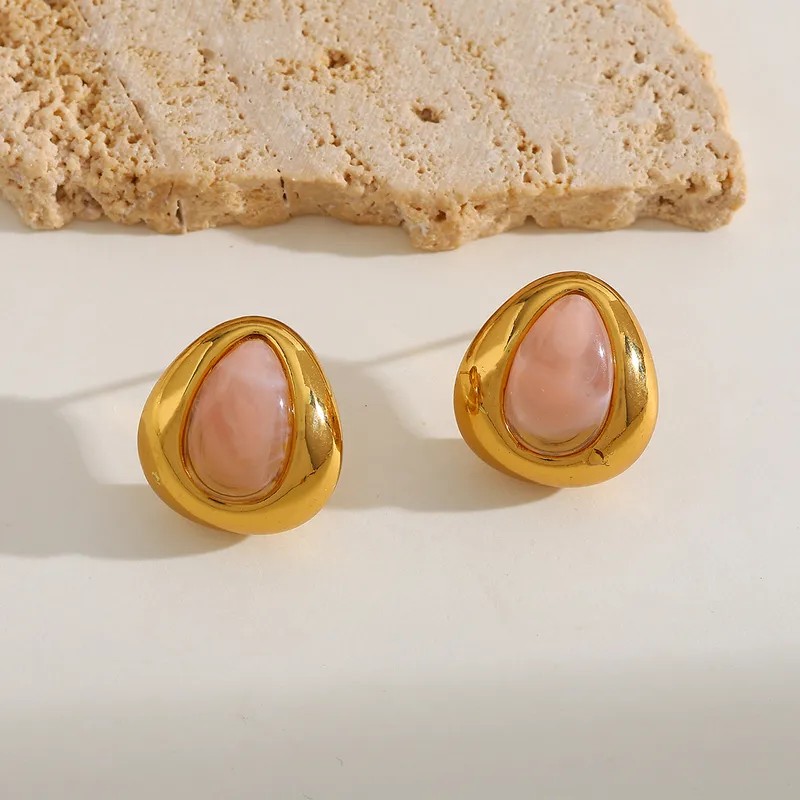Zarcillos geométricos con resina rosa