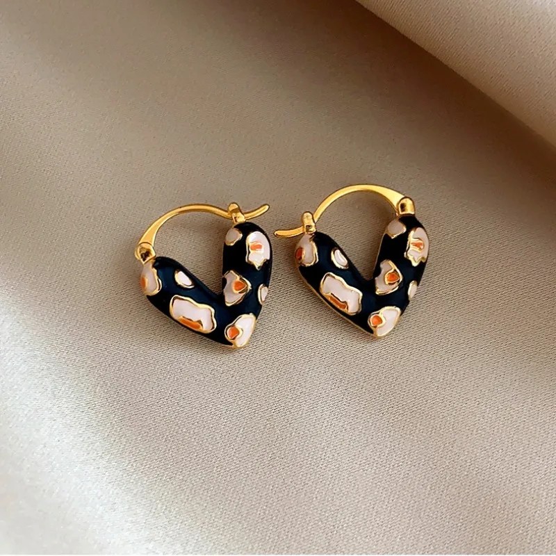 Argollas en forma de corazon color negro amarillo y blanco