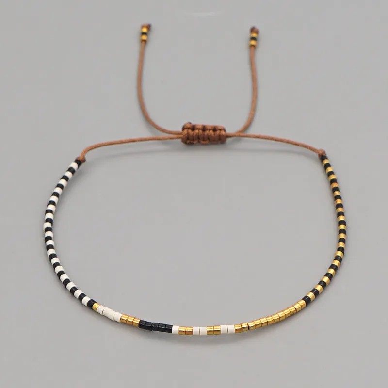 Pulsera de hilo con piedras miyuki