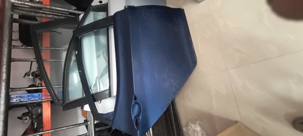 Puerta trasera azul elantra solo lata