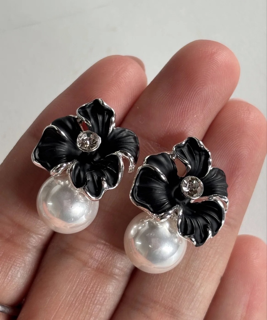 Flores negras con perla