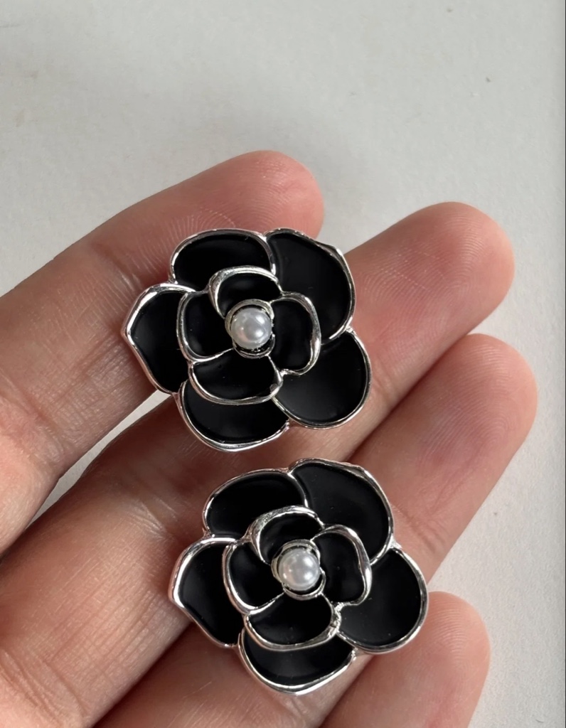Aros flor negra con Perlita