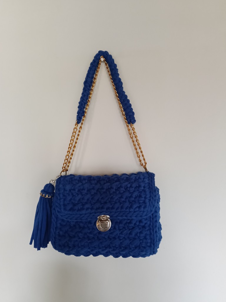 Bolso azul tejido