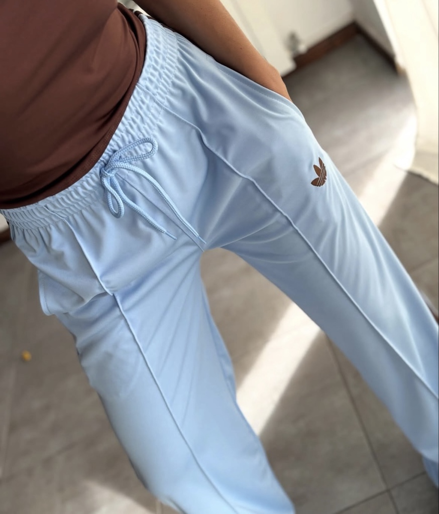 PANTALON ADI CELESTE CON CHOCOLATEXL