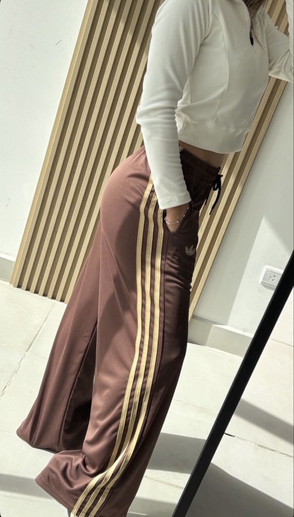PANTALON ADI MARRON CON DORADOS