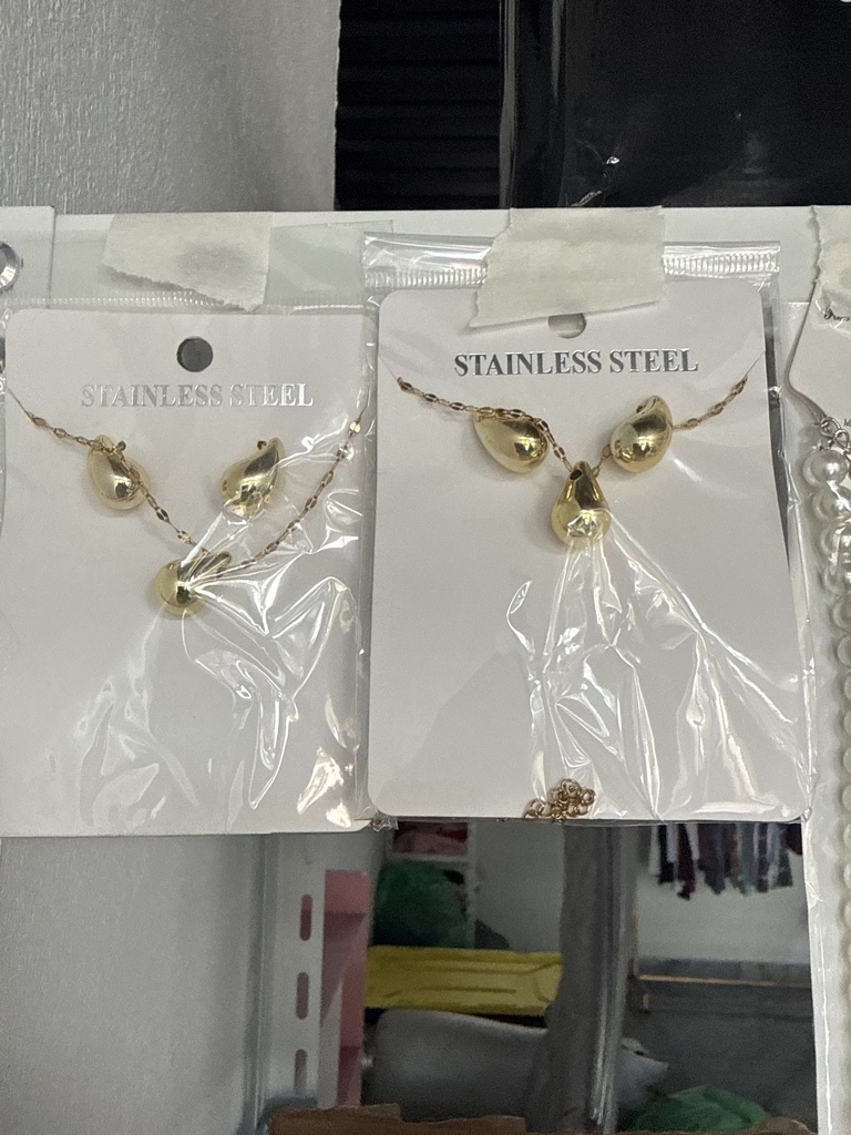 Aretes y cadena gota de agua