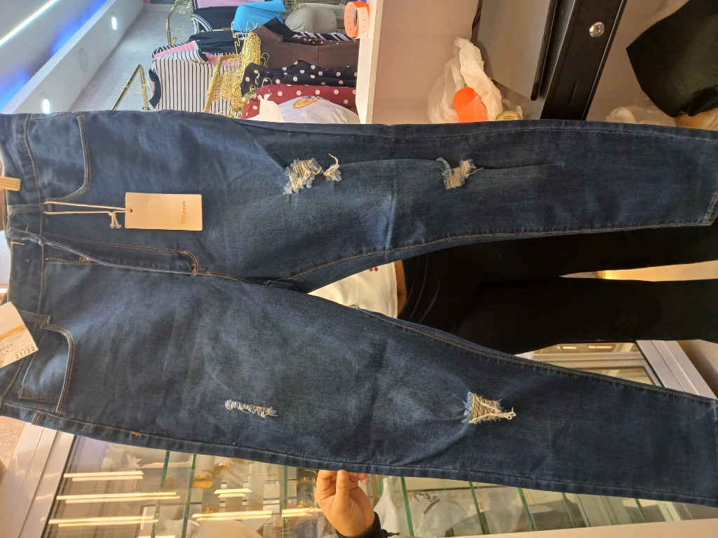 Jeans azul oscuro rasgados