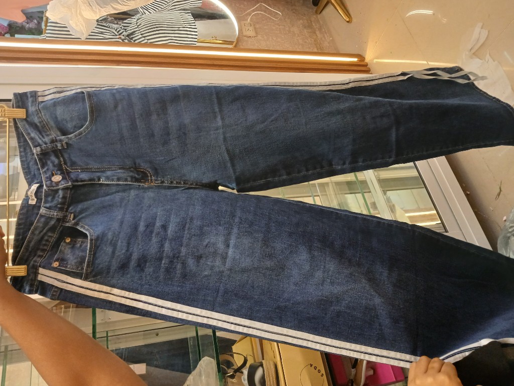Pantalon jeans azul con franjas blancas