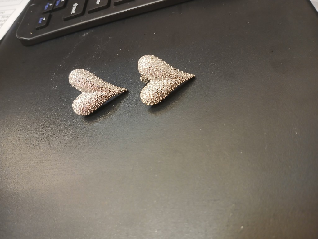Aretes corazon plateados