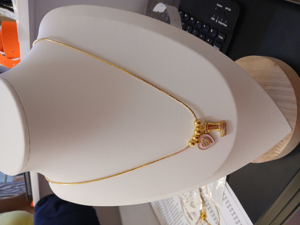 Collar dorado con dije corazon y bota