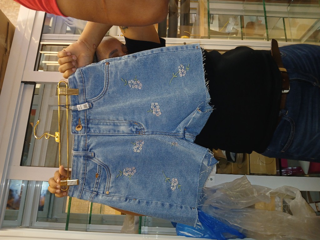 Shorts de mezclilla azul con flores