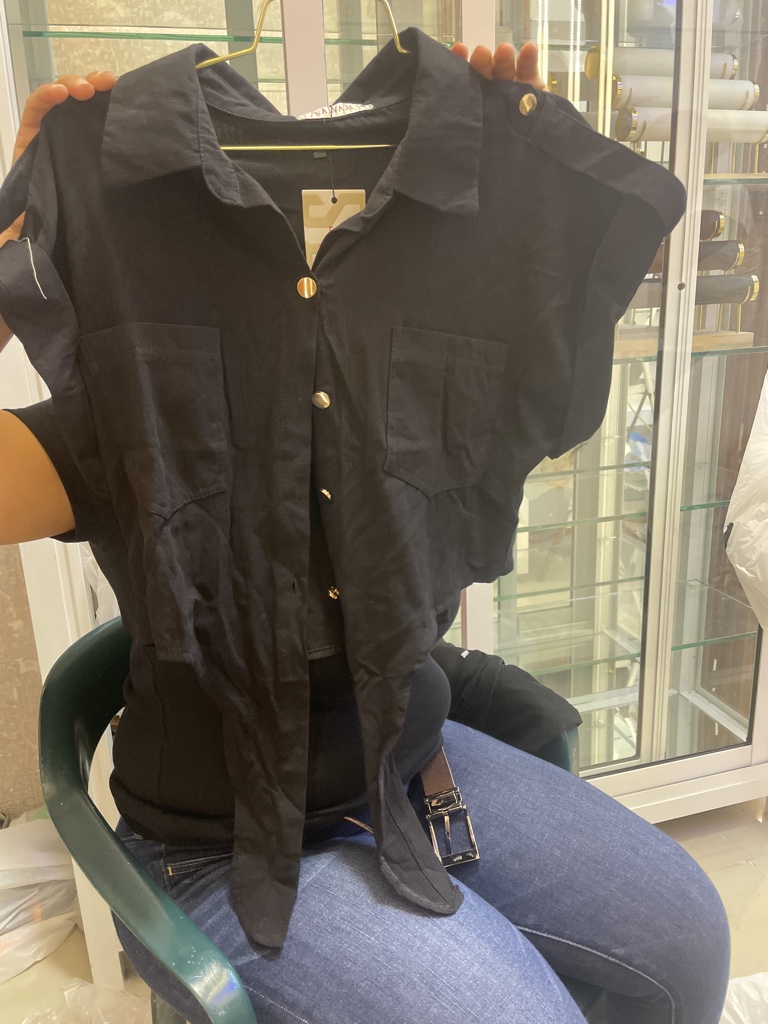 Blusa negra con botones dorados