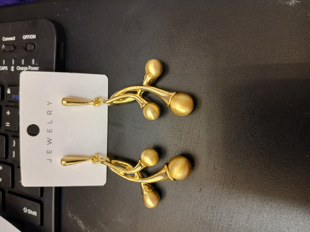 Aretes dorados colgantes de bolas