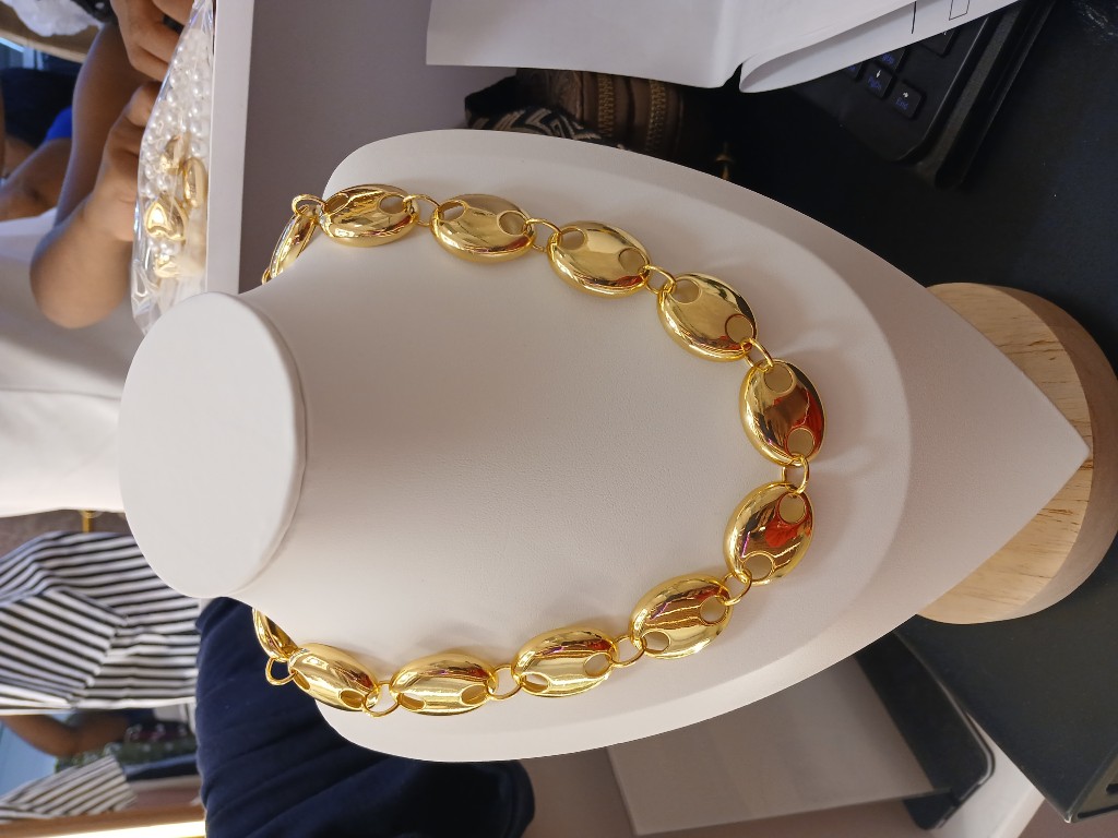 Collar dorado de eslabones