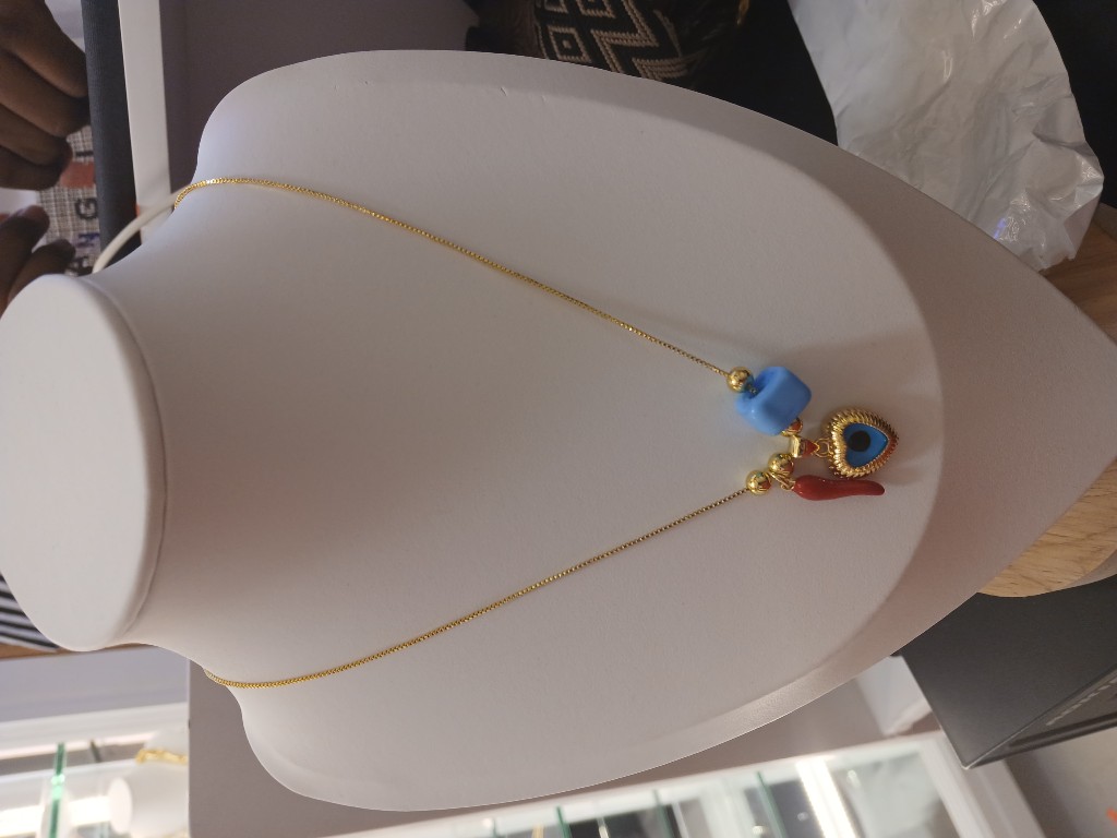 Cadena dorada con dijes azul