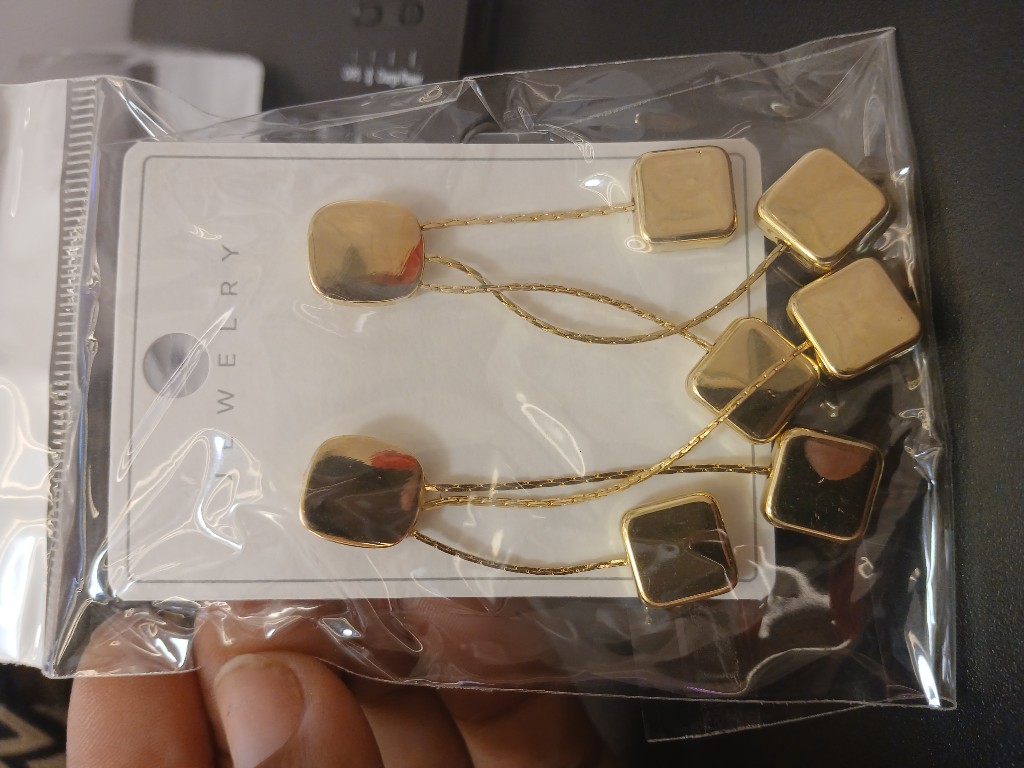 Aretes dorados cuadrados