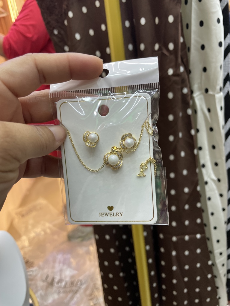 Cadena de flores con perlas