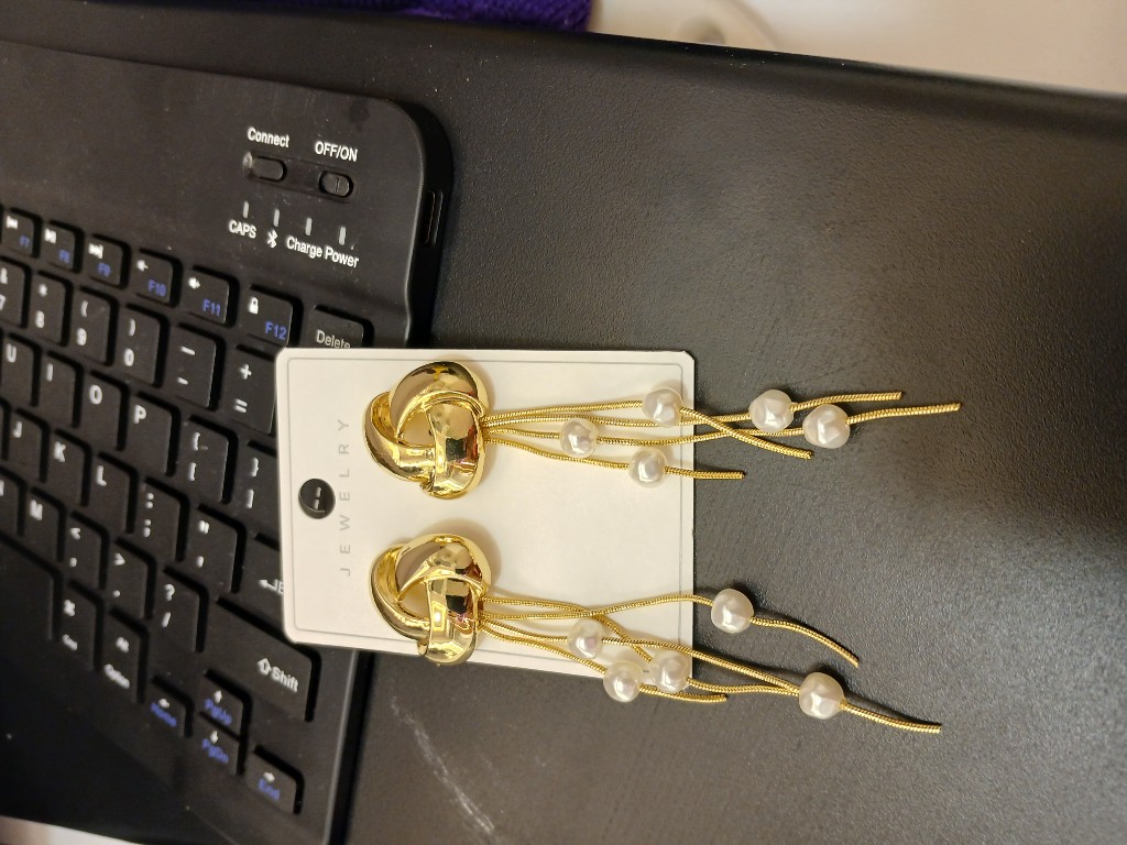 Aretes dorados con perlas
