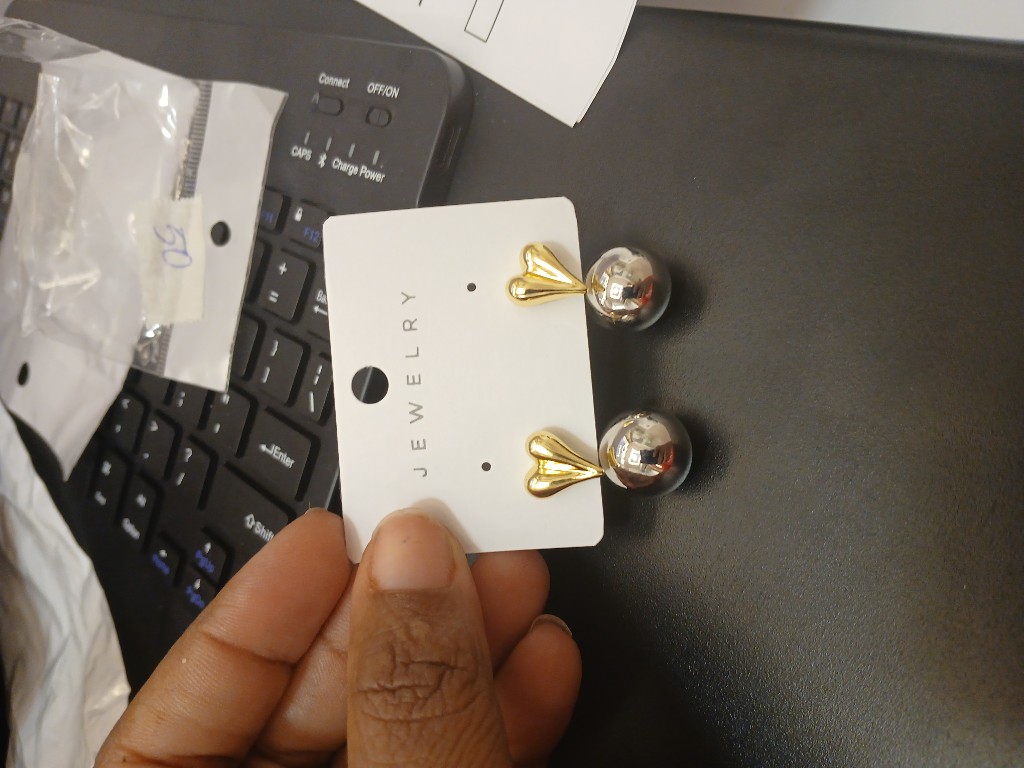 Aretes dorados con perla plateada