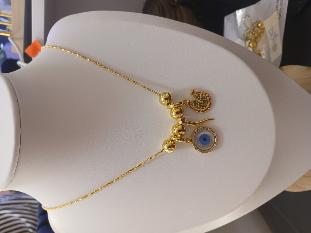 Collar dorado con dijes