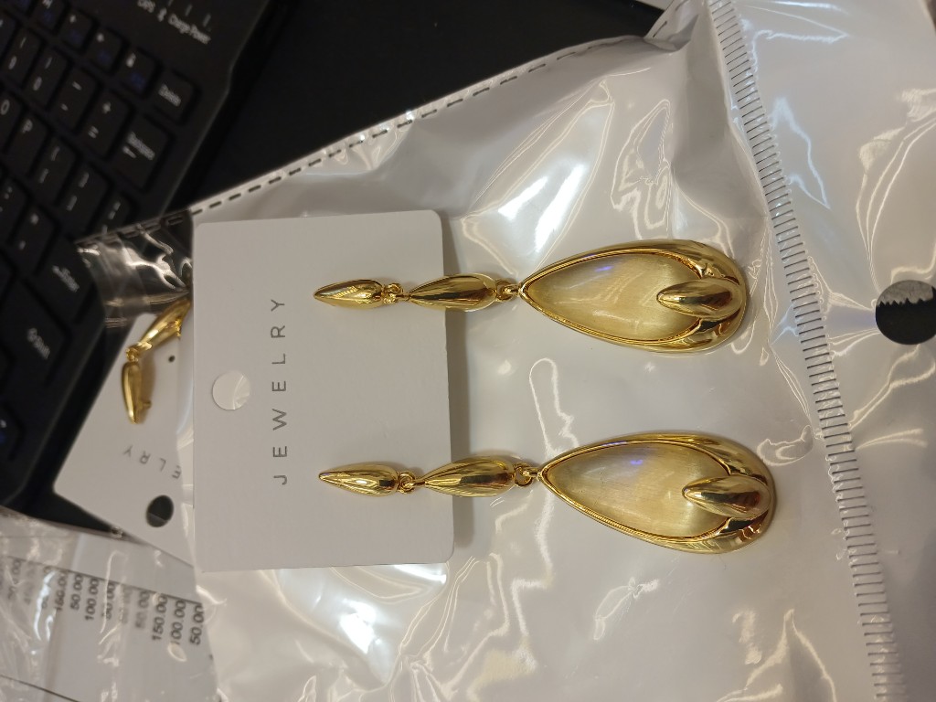 Aretes dorados colgantes