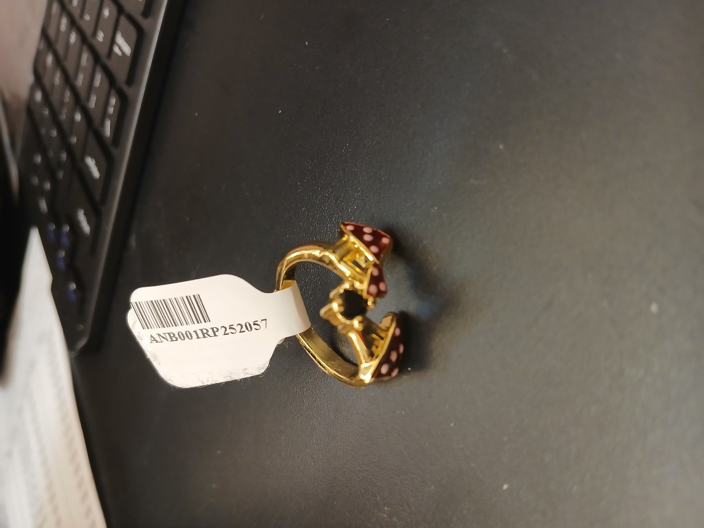 Anillo dorado con piedras