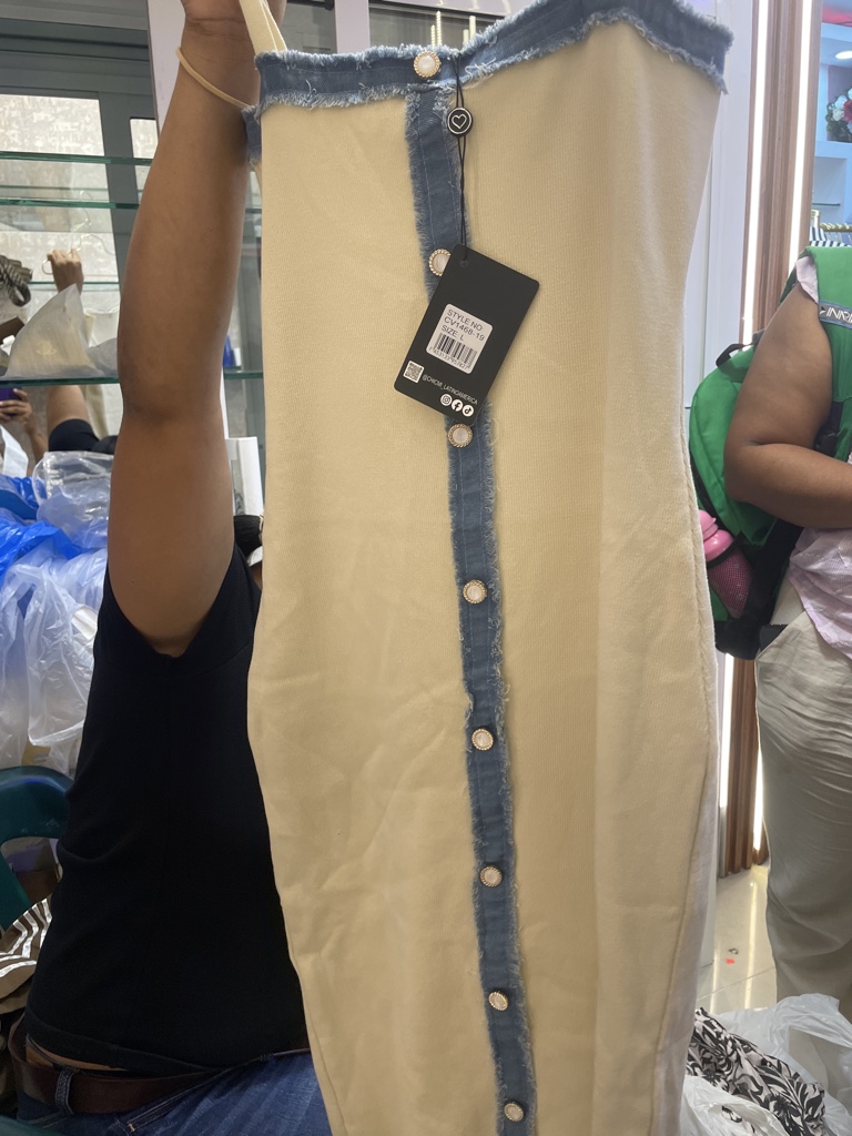 Vestido de tela línea en el medio de jeans