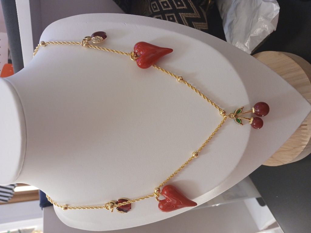 Collar dorado con corazones rojos