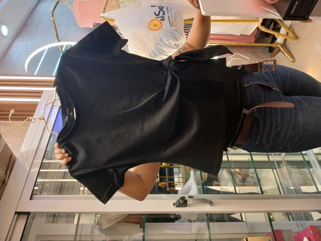 Camiseta negra con lazo